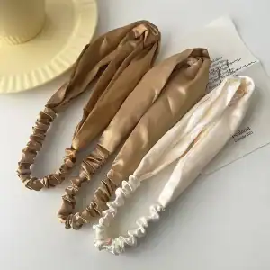 Accessoire rose en satin