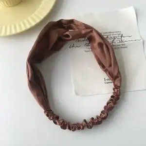 bandeau satin brun chic