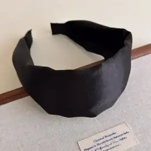 serre tête noir en satin