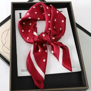 foulard en soie rouge