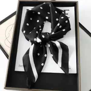 foulard en soie noir