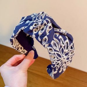 accessoire bleu brodé