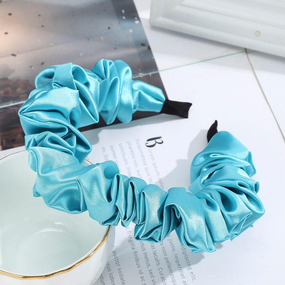 détail du bandeau satin bleu cyan