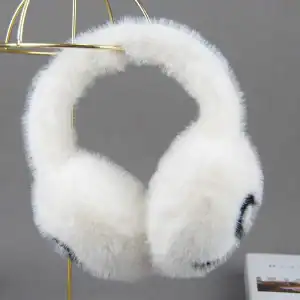 cache oreille blanc luxe