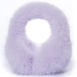 cache oreille mauve élégant